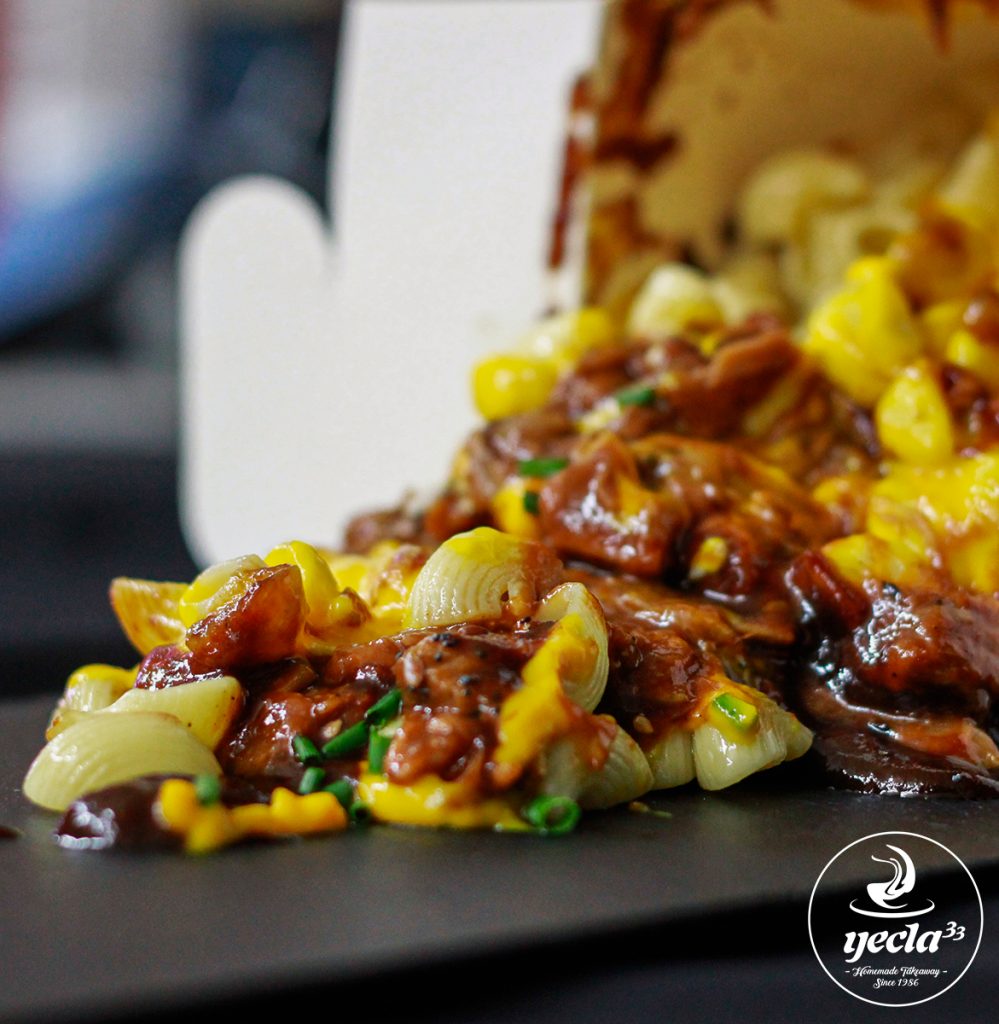 Macarrones con jackfruit desmenuzado y cocinado con salsa barbacoa y queso vegano.