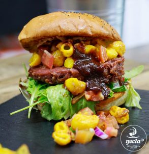 Hamburguesa vegetal, y sobre ella un montoncito de cremosos Mac and cheese, acompañados de jack fruit con salsa Barbacoa y pico de gallo. Espectacular combinación.