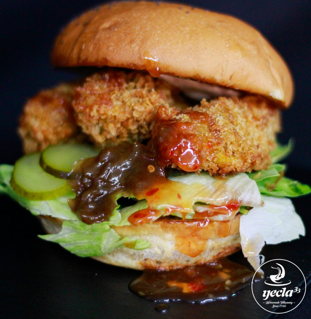 Nuevos platos veganos. Crispy Burger de Seitán: Hamburguesa con lechuga, tomate, pepinillos, salsa burger y Seitán tipo "pollo vegano", rebozado con panKo.