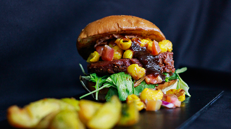 Nuevos platos veganos. Mac & Cheese Burger:  Hamburguesa vegetal, y sobre ella un montoncito de cremosos Mac and cheese, acompañados de jack fruit con salsa Barbacoa y pico de gallo. Espectacular combinación.