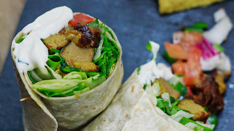 Nuevos platos veganos. Wrap Kebab de Seitán: Seitán macerado 24 horas en un aliño de yogur vegetal, especias de oriente medio y ralladura de naranja, lechuga, tomate, cebolla y salsa Wrap.