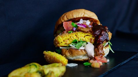 Nuevos platos veganos. Mac & Cheese Crispy Burger: Patty de Mac and cheese empanada y crujiente, sobre la que ponemos nuestras vegan ribs,  pico de gallo y salsa burger vegana. Distinta y sabrosa.