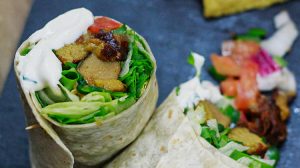 Burrito de seitán con salsa kebab vegana, pico de gallo y lechuga
